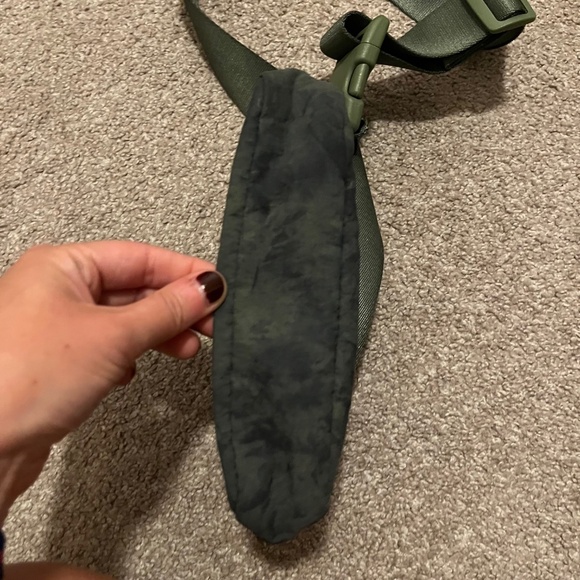 Lululemon Everywhere 1L Belt Bag in RARE Aquila Green Twill Multi - Picture 2 of 8